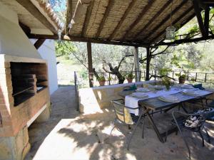 拉霍亞的住宿－Belvilla by OYO Cortijo Los Olivos，带壁炉的庭院配有桌椅