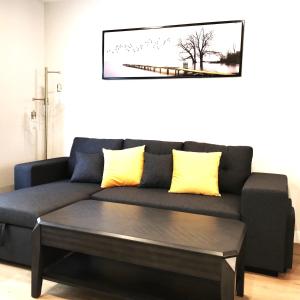 uma sala de estar com um sofá e uma mesa de centro em Mountain Retreat: Brand New 2BR Condo em Canmore