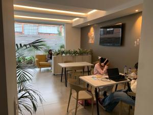 a restaurant with people sitting at tables with their laptops at APTOTIV209 - Espectacular aparta estudio tipo loft - Chapinero - Wifi - TV in Bogotá