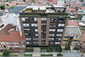 an overhead view of a tall building with a courtyard at APTOTIV209 - Espectacular aparta estudio tipo loft - Chapinero - Wifi - TV in Bogotá