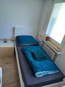un lit dans une petite pièce avec une fenêtre dans l'établissement Moderne Ferienwohnung Messe Monteurwohnung Business Appartement Ratingen 4-5 P, Flughafen Düsseldorf, à Ratingen