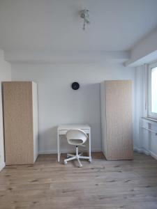 ein leeres Zimmer mit einem Schreibtisch und einem Stuhl in der Unterkunft Moderne Ferienwohnung Monteurwohnung Business Appartement Ratingen 4-5 Personen Nähe Messe, Flughafen Düsseldorf in Ratingen
