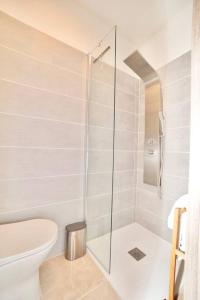 un baño con ducha y WC en Le temple du calme, en Metz