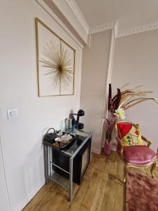 una stanza con tavolo e sedia di location chambre chez l'habitant a Épinay-sur-Seine