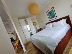 Ένα ή περισσότερα κρεβάτια σε δωμάτιο στο location chambre chez l'habitant