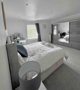 Postel nebo postele na pokoji v ubytování Spacious Modern Duplex Apartment