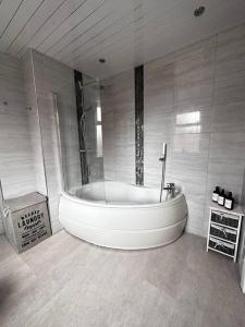 Ванна кімната в Spacious Modern Duplex Apartment