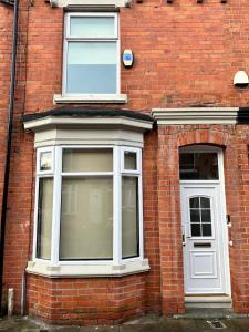 um edifício de tijolos com uma janela e uma porta em 4 bed 3 bedroom home near Middlesbrough centre em Middlesbrough