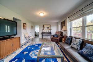 Μια τηλεόραση ή/και κέντρο ψυχαγωγίας στο Quaint Ripley Retreat - 5 Mi to Ripley Beach!