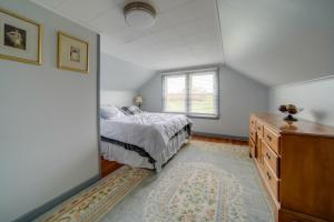 Ένα ή περισσότερα κρεβάτια σε δωμάτιο στο Quaint Ripley Retreat - 5 Mi to Ripley Beach!