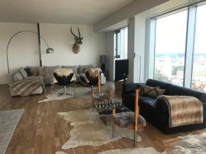 a living room with a couch and a table at Unik udsigt og beliggenhed in Aarhus