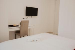 羅馬的住宿－Sunway Rome，客房设有一张床、一张书桌和电视