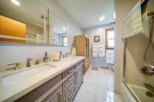 ノース・イーストにあるCozy Ripley Apartment - 21 Mi to Downtown Erie!の洗面台とシャワー付きのバスルーム +21枚の写真