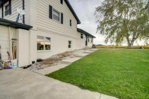 ノース・イーストにあるCozy Ripley Apartment - 21 Mi to Downtown Erie!の草庭付きの家