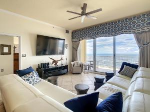 O zonă de relaxare la Luxury Beachfront Malibu Condo on 7th Floor ~ Close to Shopping Dining ~ Malibu 703