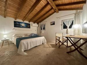 1 dormitorio con 1 cama, mesa y sillas en Residenza ammiraglio Filippo, en Varigotti