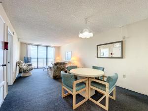 Un lugar para sentarse en Ocean View with a beachfront pool at Ocean Trillium Condo ~ 704