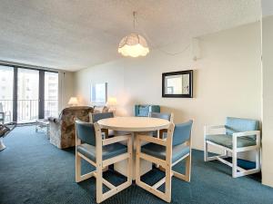 ニュー・スマーナ・ビーチにあるOcean View with a beachfront pool at Ocean Trillium ~ 301のテーブルと椅子のあるリビングルーム