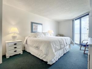 Ocean View with a beachfront pool at Ocean Trillium ~ 301にあるベッド