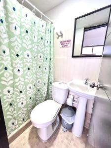 een badkamer met een toilet en een wastafel bij Lindo Apartaestudio Centro Pereira in Pereira