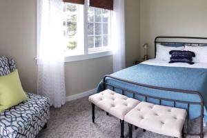 Ένα ή περισσότερα κρεβάτια σε δωμάτιο στο Beach Lake House Retreat with Wildlife Panorama