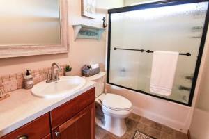 uma casa de banho com um WC, um lavatório e um chuveiro em Historic Astoria Waterfront Views & Vintage Vibes em Astoria