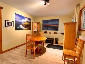 Port Alice的住宿－Frigon Suite -Waterfront，一间带桌椅的用餐室