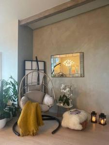 ein Wohnzimmer mit einem Stuhl und einem Spiegel in der Unterkunft Exclusive, cosy, elegant Frogner apartment in the center of Oslo in Oslo