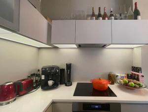 cocina con armarios blancos y encimera en Exclusive, cosy, elegant Frogner apartment in the center of Oslo, en Oslo