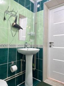 ein Bad mit einem Waschbecken und einem Spiegel in der Unterkunft Sonna in Podzakharychi