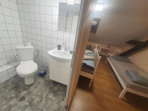 Koupelna v ubytování HANCHO - KAPANA CENTER PLOVDIV + 35 fotografií