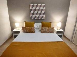 1 dormitorio con 1 cama grande y 2 lámparas en Casa BIMBA Agaete con terraza y ducha exterior, en Agaete