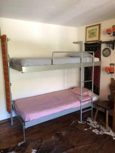 - une chambre avec 2 lits superposés dans l'établissement Un nido accogliente con vista, à Verrand