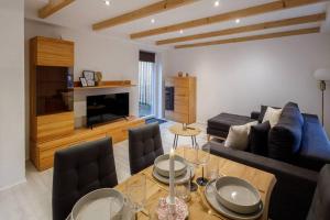 un soggiorno con un divano e un tavolo di Exklusives Tiny House in Elbnähe a Buxtehude