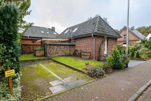 uma casa de tijolos com um quintal em frente em Exklusives Tiny House in Elbnähe em Buxtehude