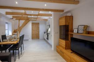 a dining room and kitchen with a table and chairs at Exklusives Tiny House in Elbnähe in Buxtehude