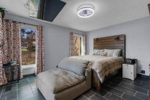 1 dormitorio con 1 cama, 1 silla y 1 ventana en My Happy Place-Games, Lakeside, & Scenery Views, en Hot Springs