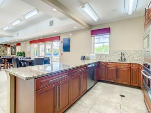 Η κουζίνα ή μικρή κουζίνα στο Cozy up in this gorgeous coastal themed 32 condo with views of the estuary OW10-303