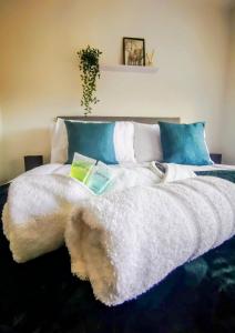 Gallery image of No 7 - Bright, Spacious 3 Bed Home with Parking & WiFi in Huyton with Roby +13 photos