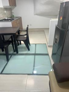 Η κουζίνα ή μικρή κουζίνα στο apartamento amoblado en zona rosa de Dosquebradas +2 φωτογραφίες