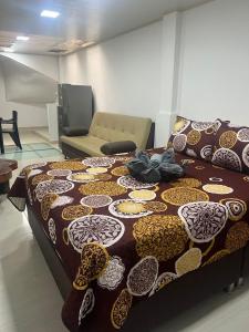 Cama en habitación con manta estampada de leopardo en apartamento amoblado en zona rosa de Dosquebradas, en Dosquebradas