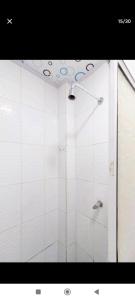 ein Bad mit einer Dusche und einer Glastür in der Unterkunft Hostal Cartagena Beach in Cartagena de Indias