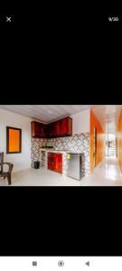 uma cozinha com armários de madeira e uma parede de pedra em Hostal Cartagena Beach em Cartagena de Indias