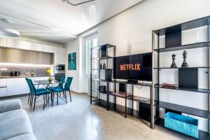 una sala de estar con un sofá y una mesa en [Navigli-Duomo] Sweet22 Luxury OpenSpace, en Milán