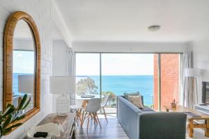 sala de estar con vistas al océano en The Blue Whale - Sea View Apartment, en Eden