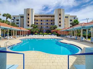 Piscina de la sau aproape de Luxury Fountain View Oceanwalk Condo Seconds to Beach and Pool. OW11-205