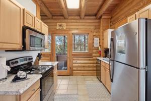 Kitchen o kitchenette sa Golfing Dreams cabin