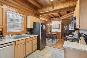 Kitchen o kitchenette sa Golfing Dreams cabin