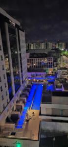 a view of a building with a swimming pool at night at Flat particular no Hotel Jade Park Sul Brasília B812 in Brasilia