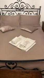 uma cama com duas toalhas dobráveis em Affittacamere Mirella em Gubbio
